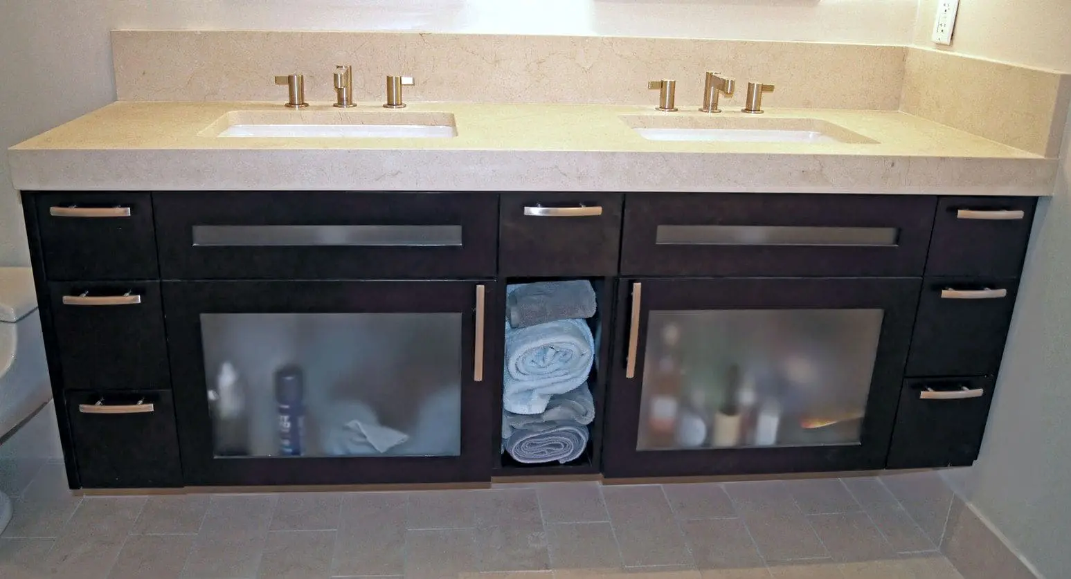 A bathroom with two sinks and a double vanity.